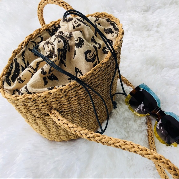 MischkaPu Handbags - 🌸💕Bucket straw bag